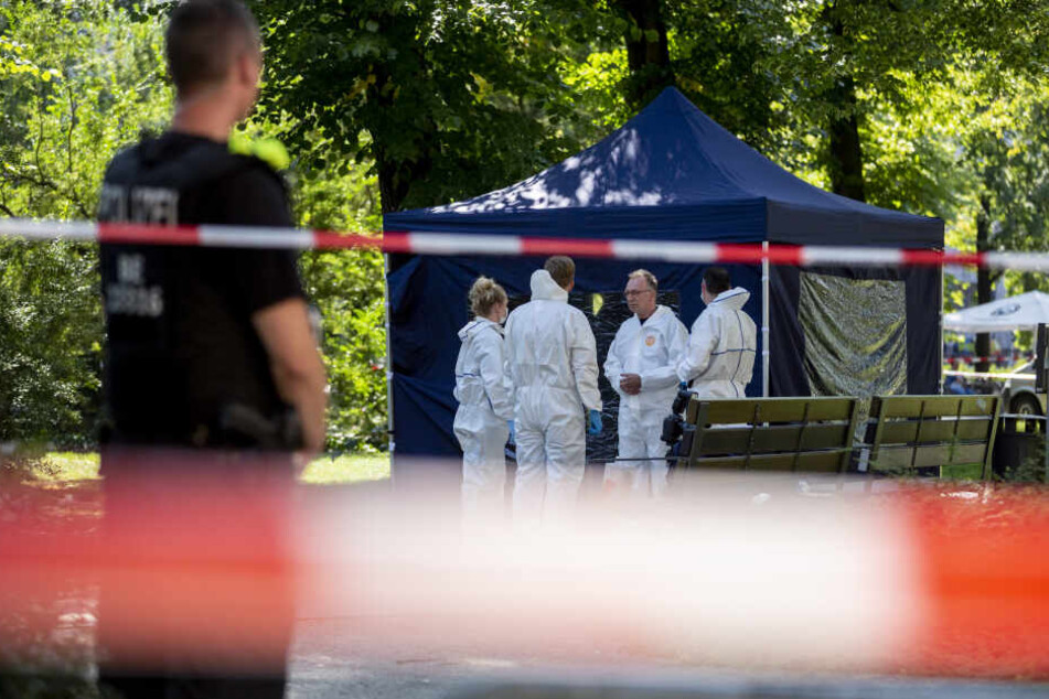 Polizisten sichern den Tatort.