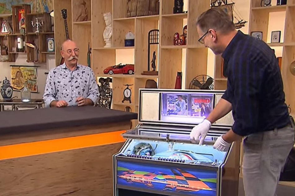 In der ZDF-Trödelshow "Bares für Rares" steht eine alte Musikbox der Firma Wurlitzer zum Verkauf.