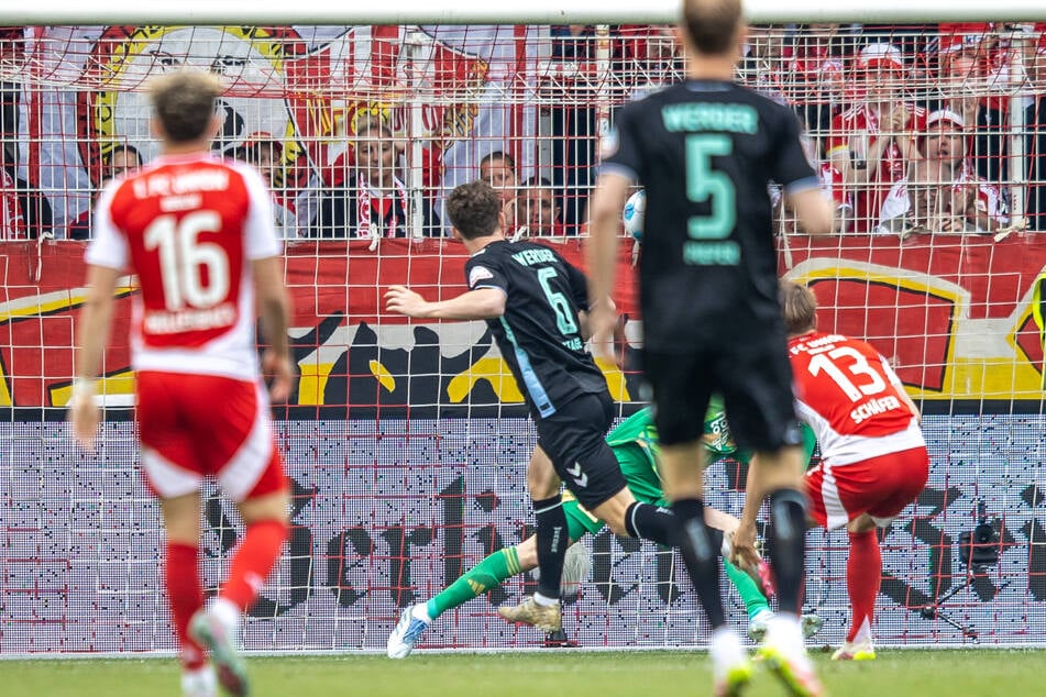 Der erste Streich: Jens Stage (28) trifft zur frühen Bremer Führung.