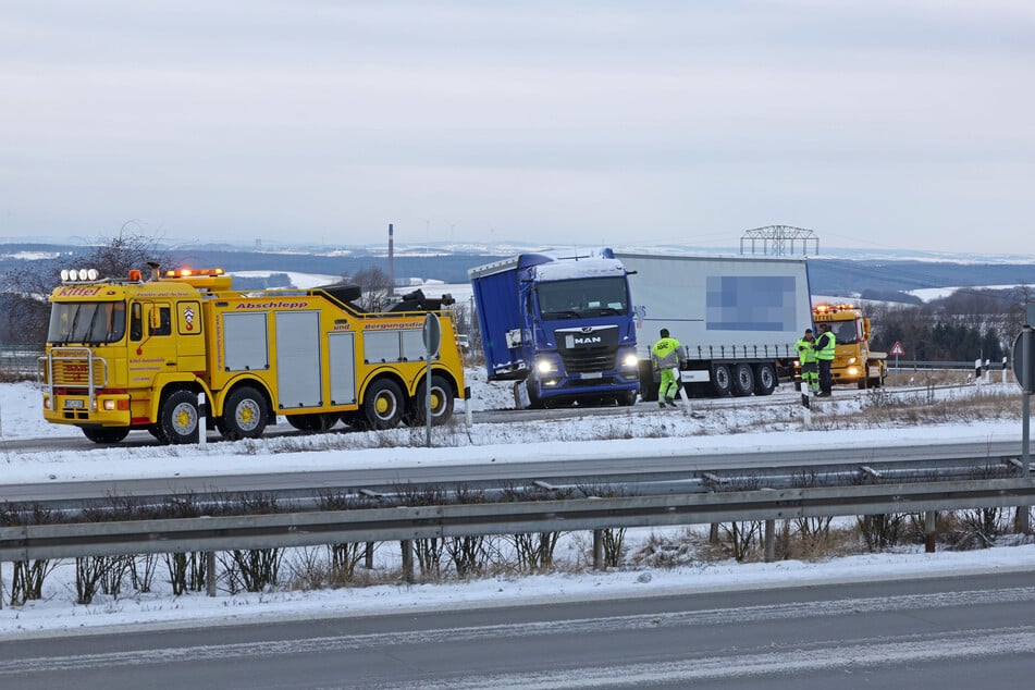 Der Lkw blockierte fast zwei Stunden lang die A4-Auffahrt bei Hohenstein-Ernstthal.