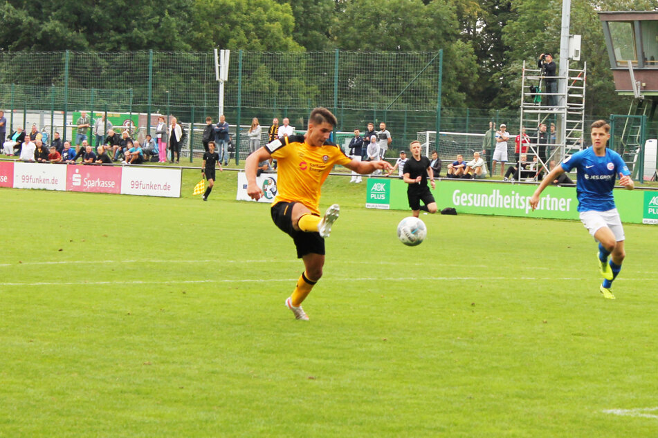 Julius Hoffmann (17, l.) ist in Dynamos U19 als wuchtiger Stoßstürmer gesetzt. Nun darf er sich auch in der U18-Nationalmannschaft mit den größten deutschen Talenten des Jahrgangs messen.
