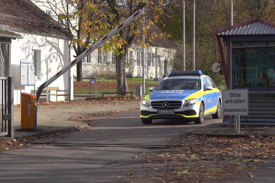 Ein Polizeiwagen vor dem Göppinger Revier.