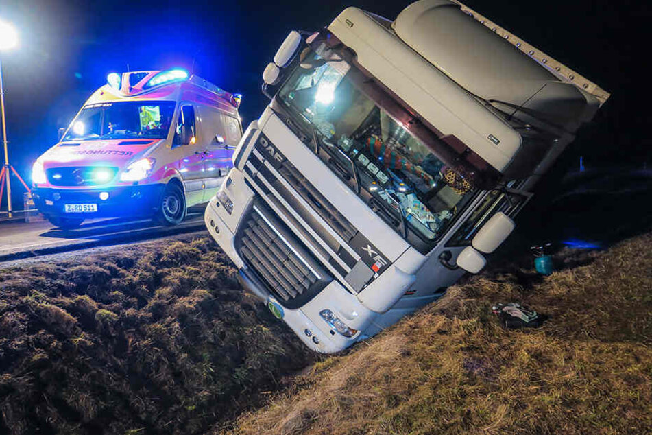 Der Fahrer musste aus dem Fahrerhaus befreit werden, dabei soll er Widerstand geleistet haben.