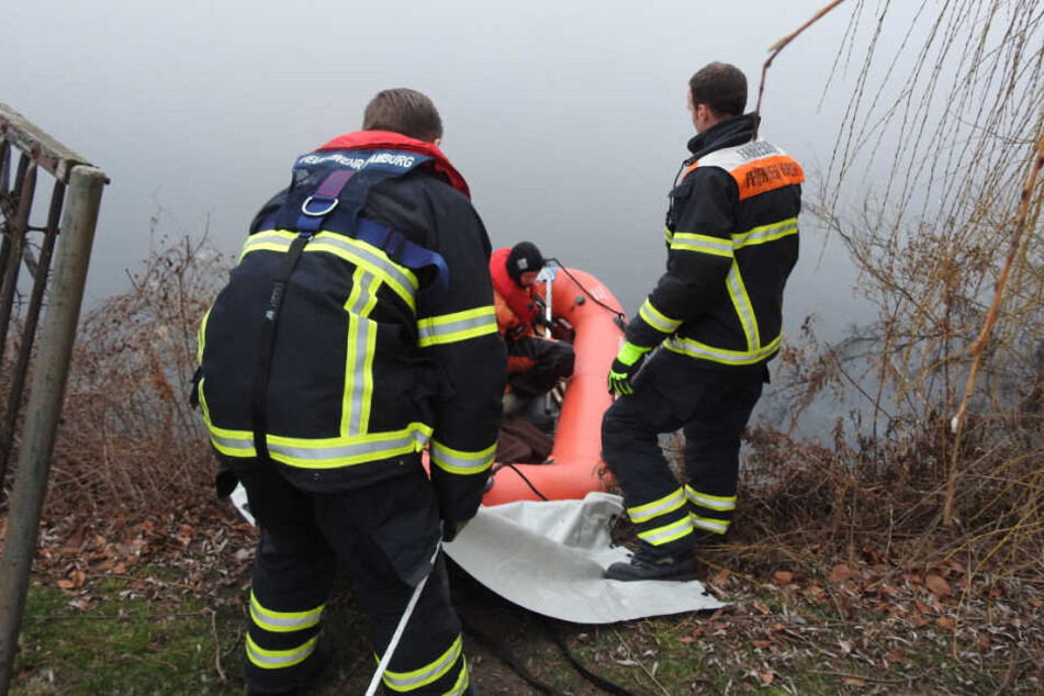 Die Feuerwehr ließ ein Boot zu Wasser um die Schwäne zu retten.