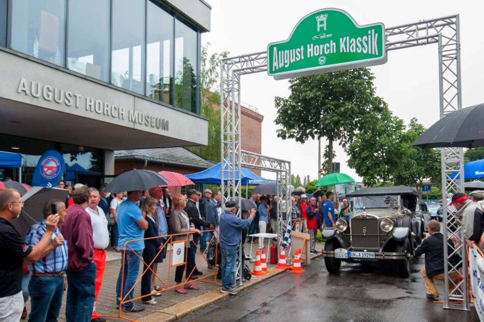 Die 8. Horch-Rallye startet am Sonntag, 9.01 Uhr am Horch-Museum. 140 Autos und 30 Motorräder werden die 135 Kilometer lange Strecke bestreiten.
