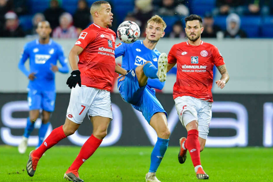 Robin Quaison (links) und Hoffenheims Stefan Posch kämpfen um den Ball.