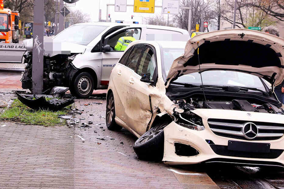 Die Taxi-Fahrerin übersah offenbar den entgegenkommenden Transporter beim Abbiegen.