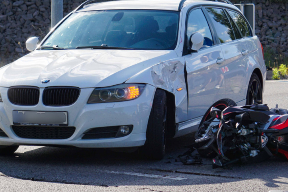 Motorradfahrer kracht in BMW: Wer fuhr über Rot?