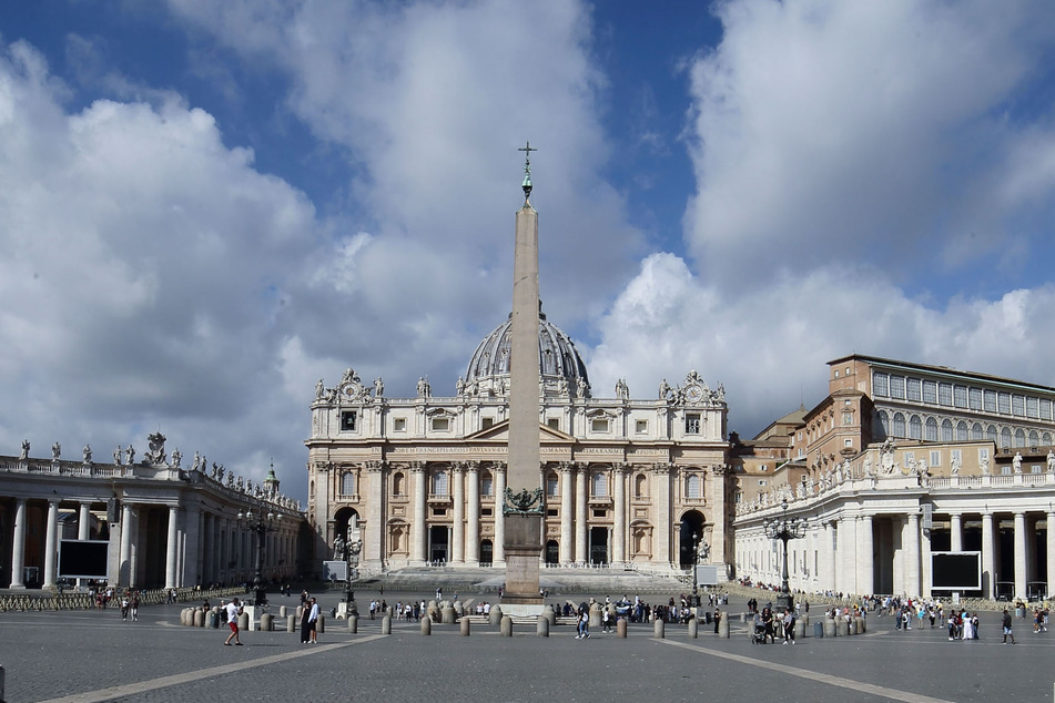 Blick auf den Petersplatz vor dem Petersdom im Vatikan.
