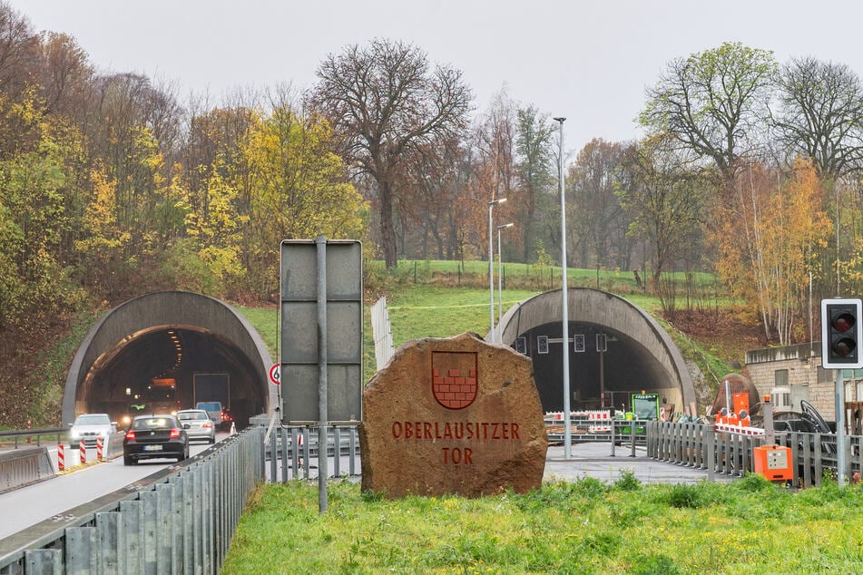 Im Tunnel Königshainer Berge wird nachgerüstet, weshalb für mehrere Stunden der Verkehr umgeleitet werden muss. (Archivbild)