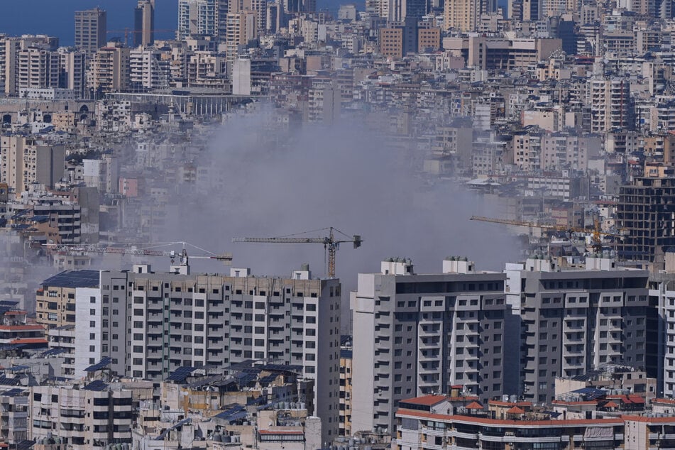 Rauch steigt nach israelischen Luftangriffen in einem südlichen Vorort von Beirut auf.