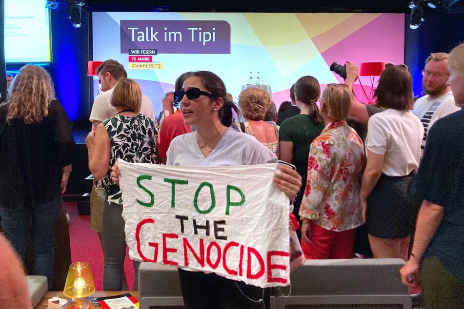 "Stop the Genocide" war auf einem Banner der Protestler zu lesen.
