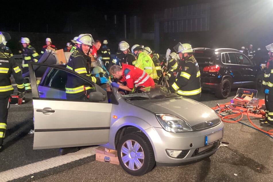 Ein Großaufgebot an Rettungskräften war am Dienstag auf der A99 beschäftigt.