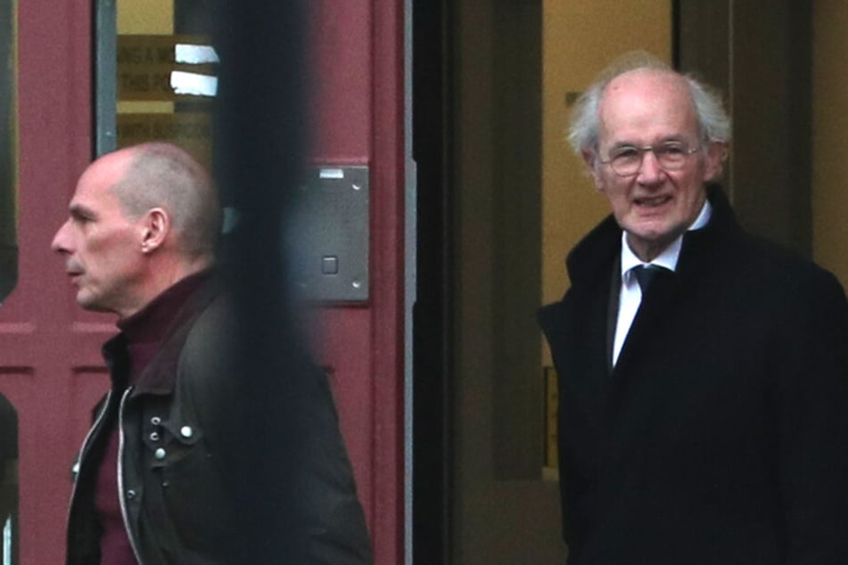 Yanis Varoufakis (li.), Wissenschaftler und ehemaliger Finanzminister von Griechenland, und Assanges Vater, John Shipton, verlassen nach einem Besuch des Wikileaks-Gründers das Gefängnis HM Prison Belmarsh in London.