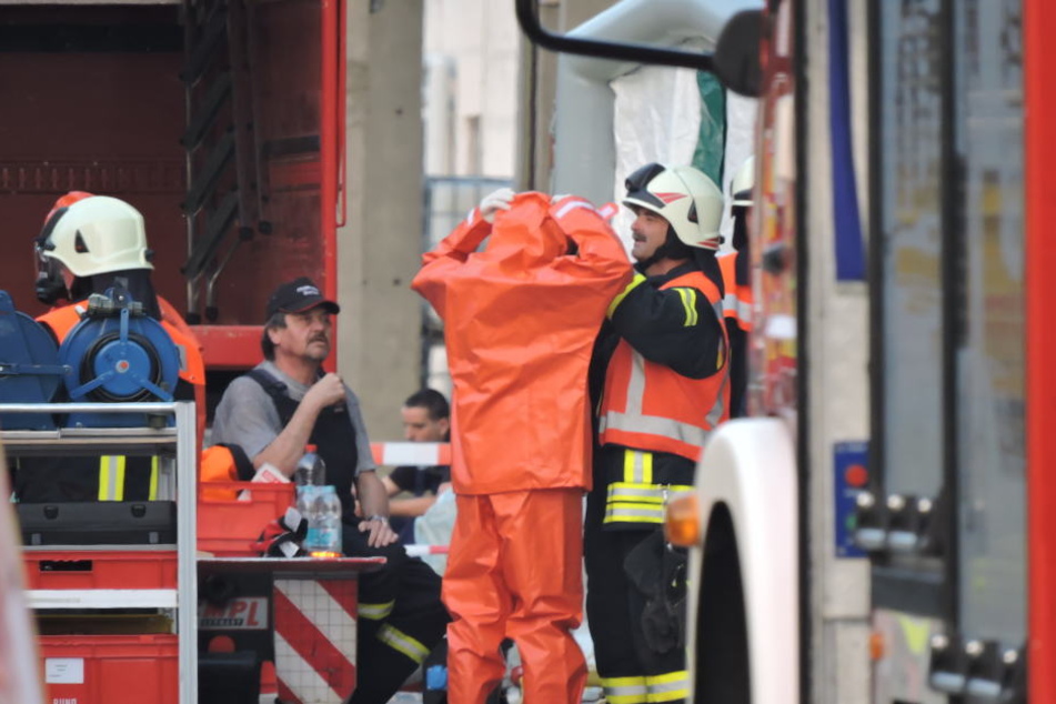 Auf dem Gelände einer Chemie-Firma in Wurzen bei Leipzig ist am Dienstagabend Schwefelsäure ausgelaufen.