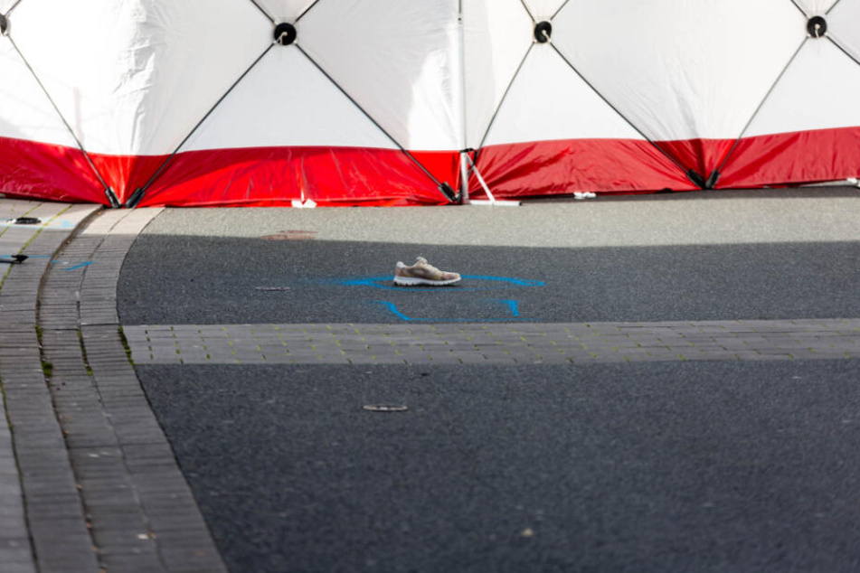 Ein Schuh liegt vor dem Zelt, das die Spurensicherung aufgebaut hat.