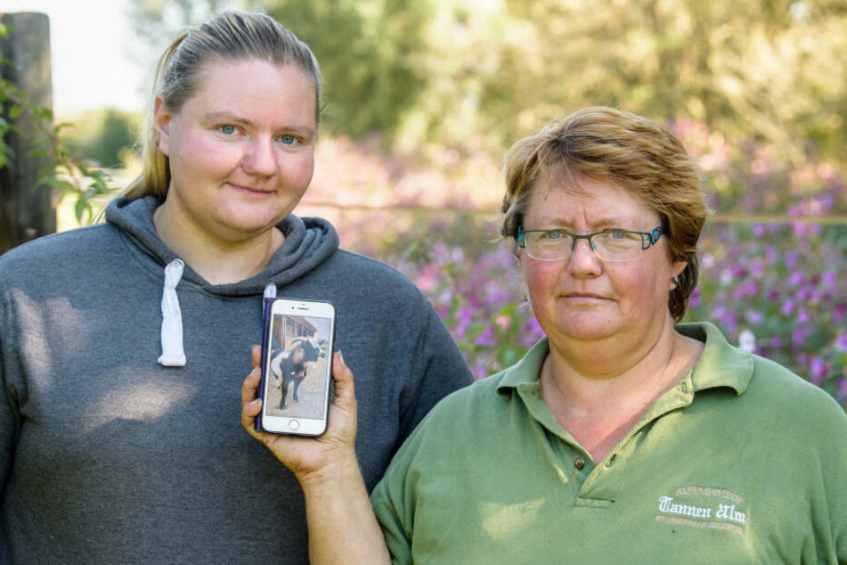 Elisabeth Anders (r) und Tochter Magdalena Anders zeigen ein Bild vom Ziegenbock "Hui Buh". Die Familie hatte das Tier Zuhause aufgepäppelt, bis es wegen nicht artgerechter Haltung beschlagnahmt wurde.