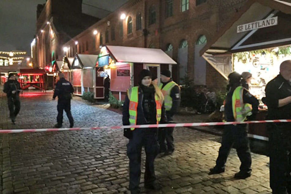 Polizisten auf dem abgesperrten Gelände der Kulturbrauerei-