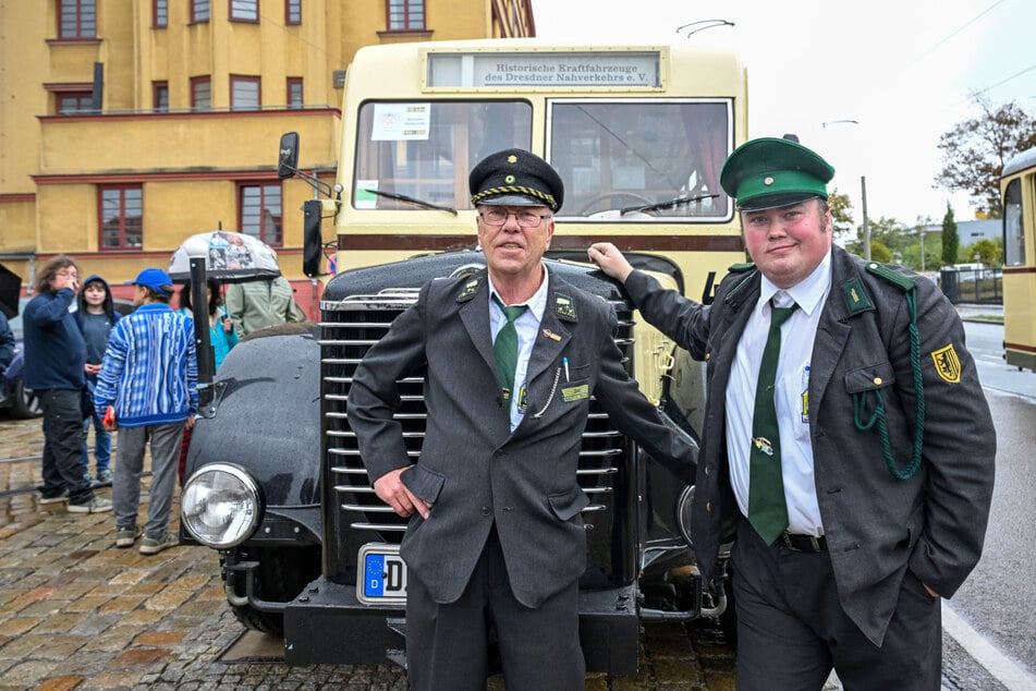 Gemeinsam mit Fahrtbegleiter Harry Schulz (70, l.) steht Paul Herrlich (25, r.) vor dem Oldtimer. Er ist derzeit einer von zwei geschulten Fahrern, die den Oldtimer steuern dürfen.