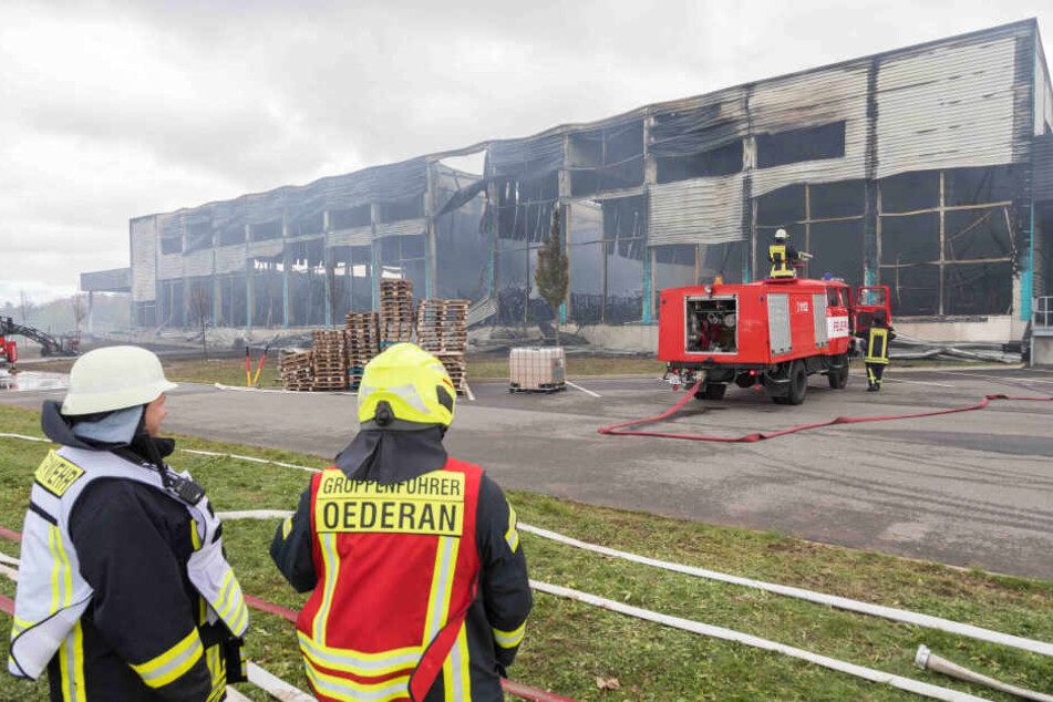 Von der Lagerhalle war am Tag nach dem Großbrand nur noch ein Stahlgerippe mit ein paar verbogenen Blechverkleidungen übrig.