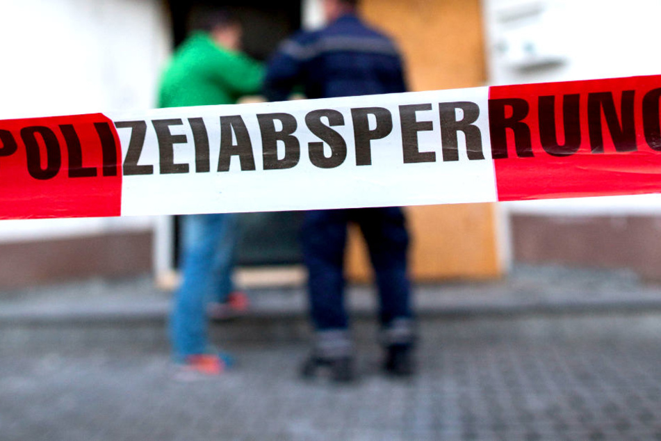 Ein Mann hat in einem Berliner Mehrfamilienhaus so heftig randaliert, dass er an seinen Verletzungen verstarb (Symbolbild).