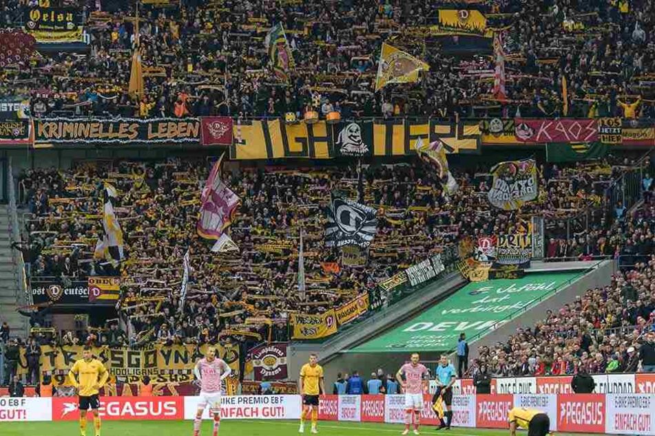 Zum Auswärtsspiel nach Köln begleiteten mehr als 5000 Dynamo-Fans ihre Mannschaft - und feierten sie trotz der historischen 1:8-Pleite.