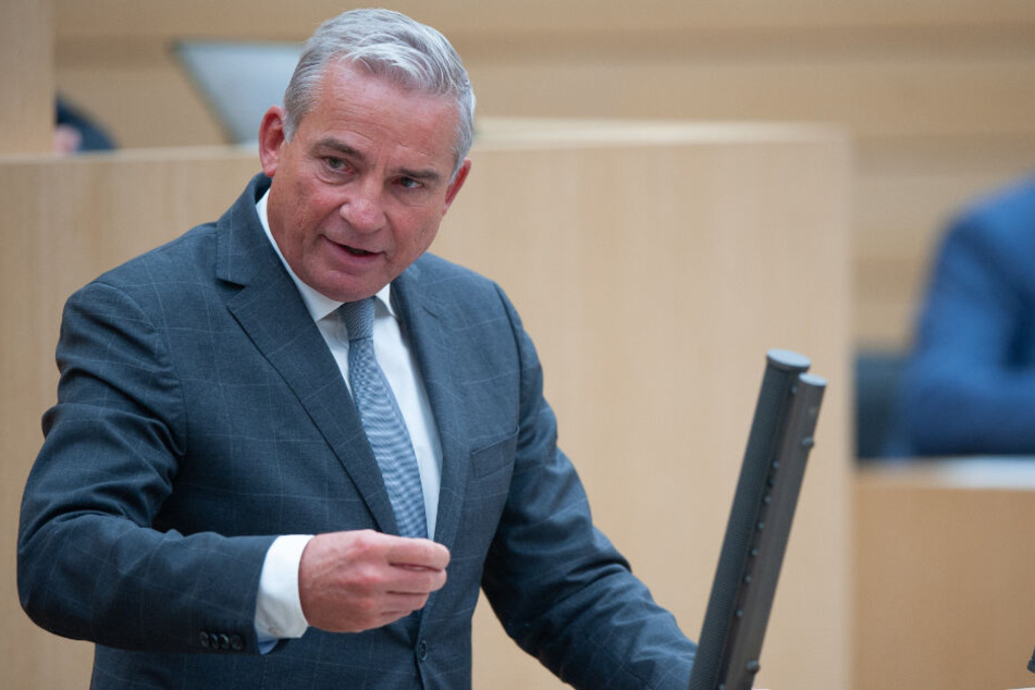 Innenminister von Baden-Württemberg spricht im Landtag.