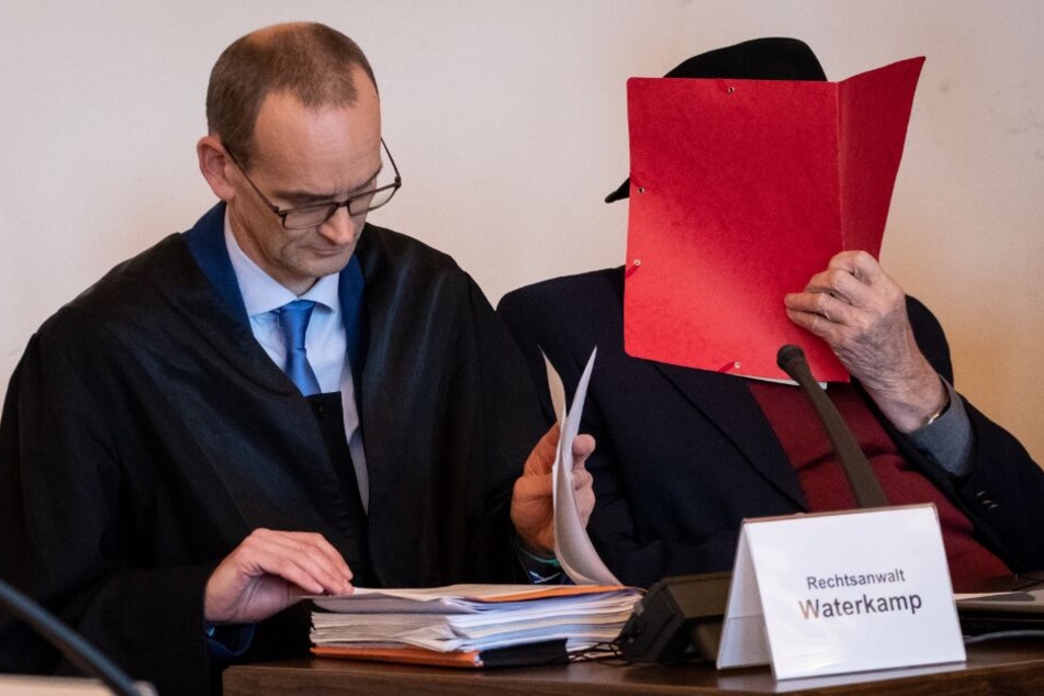 Der 93 Jahre alte ehemalige SS-Wachmann im Konzentrationslager Stutthof und sein Anwalt Stefan Waterkamp (l) sitzen im Landgericht.