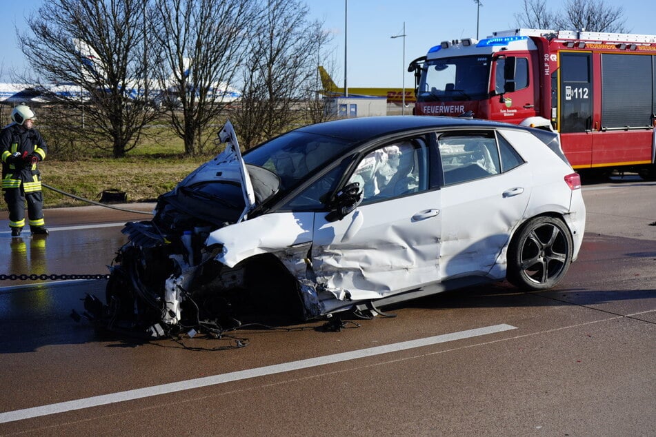 Laut ersten Informationen ist der VW mit der Leitplanke zusammengestoßen.