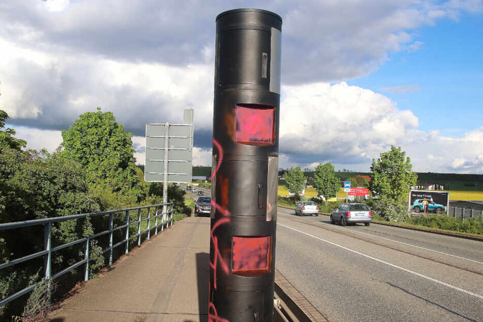 Im Mai wurde dieser Blitzer in Erfurt bereits pink besprüht.