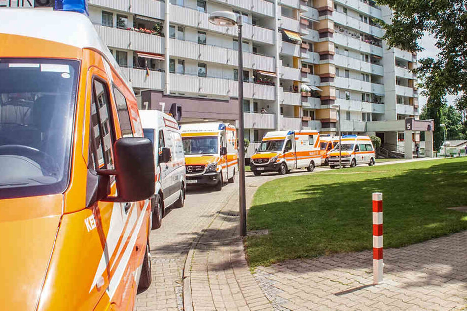 Zahlreiche Krankenwagen stehen vor einem Wohnblock. In einer Wohnung in dem Gebäude ist eine Leiche entdeckt worden.