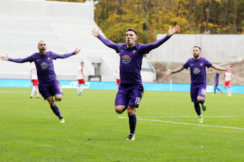 Sechs Hände zum Himmel: Mario Kvesic (M.) schoss im Vorjahr in Aue das 1:0 in Unterzahl. Christian Tiffert (l.) und Calogero Rizzuto jubelten mit.