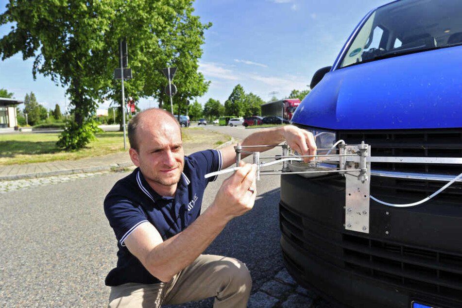 Dieser VW schnüffelt auf der Autobahn den Lastern hinterher - Denis Pöhler zeigt die Technik.