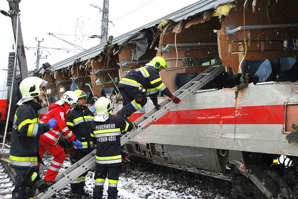 Helfer mussten sich um viele Verletzte kümmern. Eine weibliche Person überlebte den Unfall nicht.