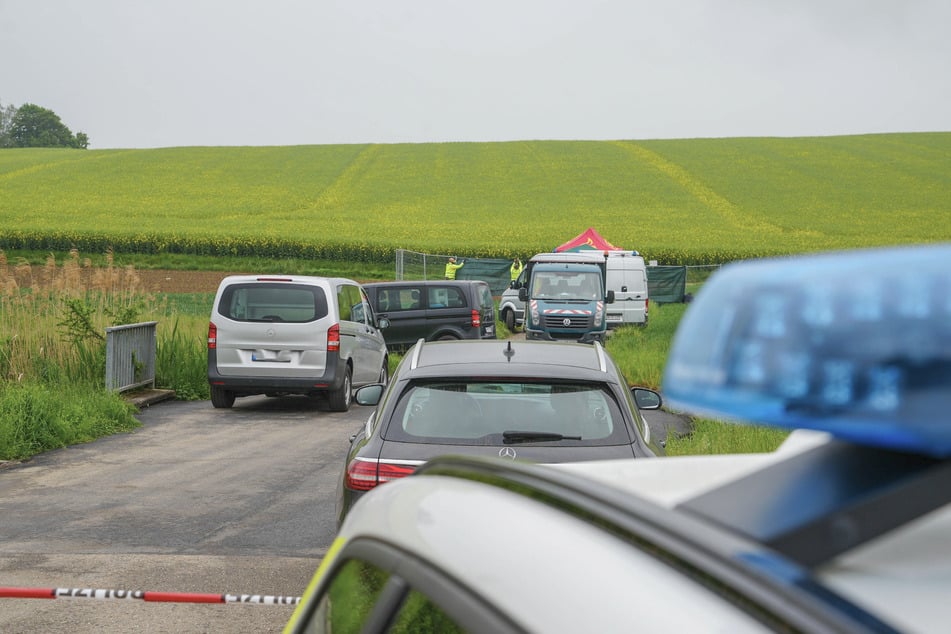 Polizei und Spurensicherung vor Ort: Am Donnerstagmorgen wurde die Frau tot in einem Auto gefunden.