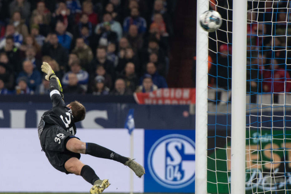 Schalkes Torhüter Alexander Nübel kann den Elfmeter zum 1:1 nicht halten.