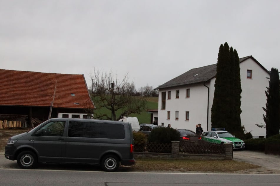 In dem Wohnhaus in Ascholtshausen wurden drei Leichen gefunden.