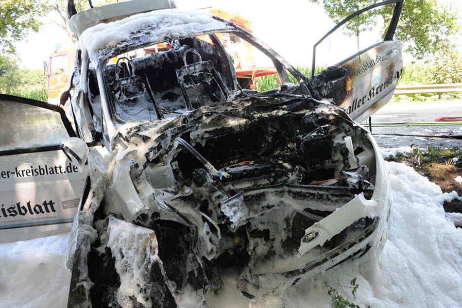 Der Ford Fiesta brannte nach dem Unfall komplett aus.