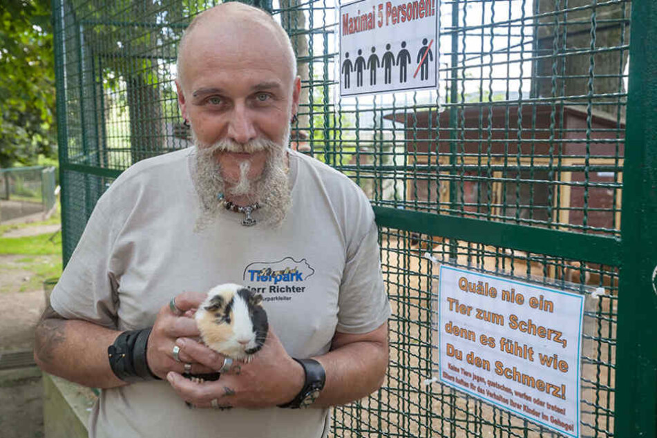 Tierpark-Chef Tino Richter (49) möchte seine Lieblinge vor übereifrigen 
Kindern schützen.
