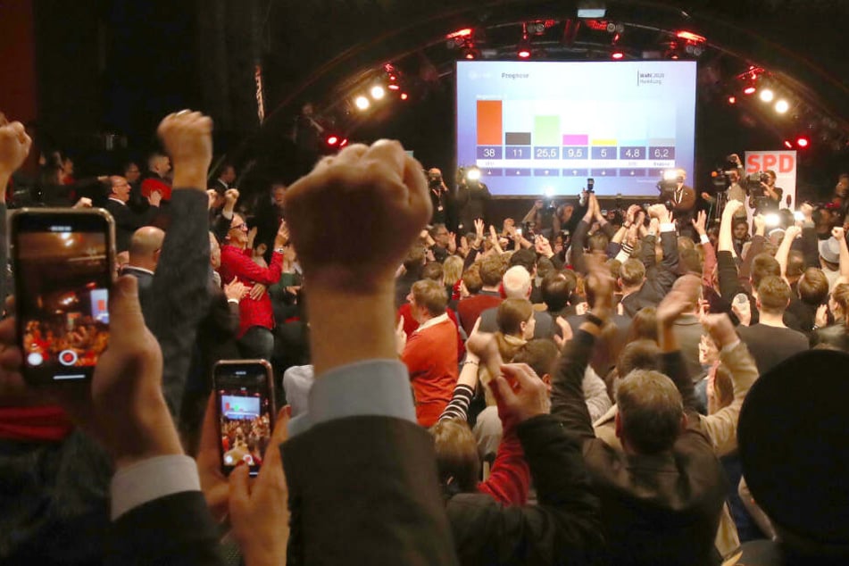 Die Anhänger der Hamburger SPD bejubeln das Ergebnis der ersten Hochrechnungen.