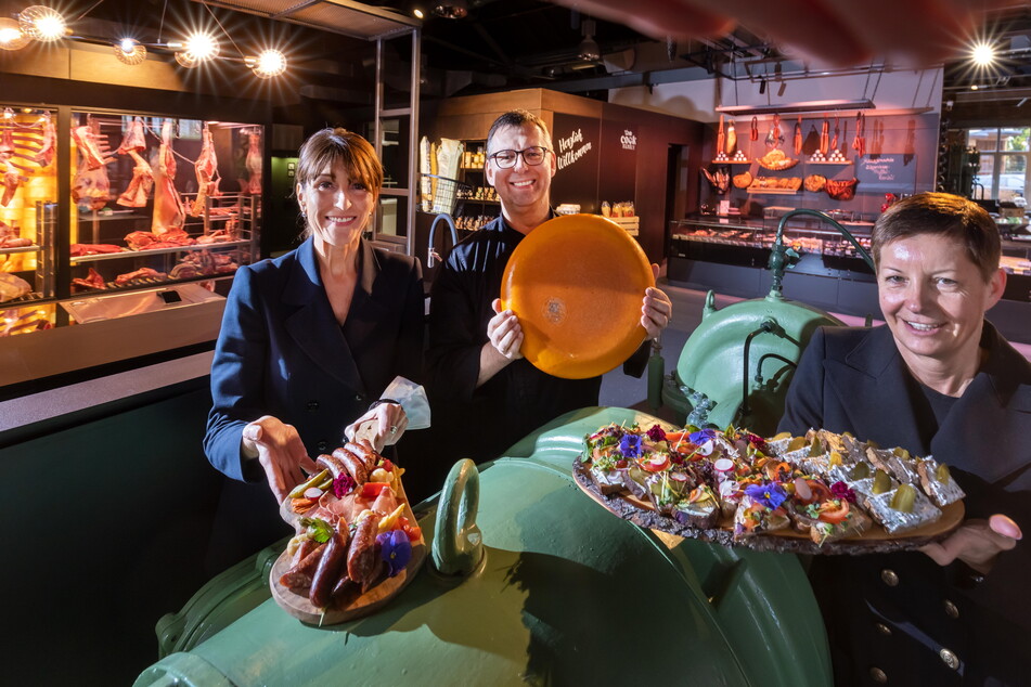 Sind bester Laune: Mitinvestorin Micaela Schönherr (v. l.), Geschäftsführer Roland Keilholz (48) und Mitarbeiterin Susan Hutter (49) präsentieren kulinarische Spezialitäten.