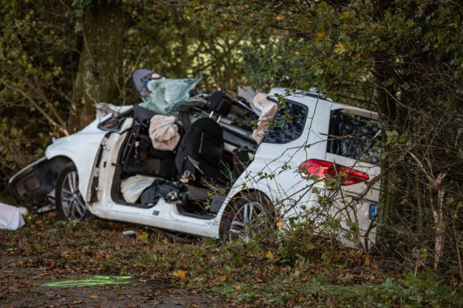 Das Auto wurde bei dem Unfall komplett zerstört. Der Düsseldorfer (57) starb am Unfallort.