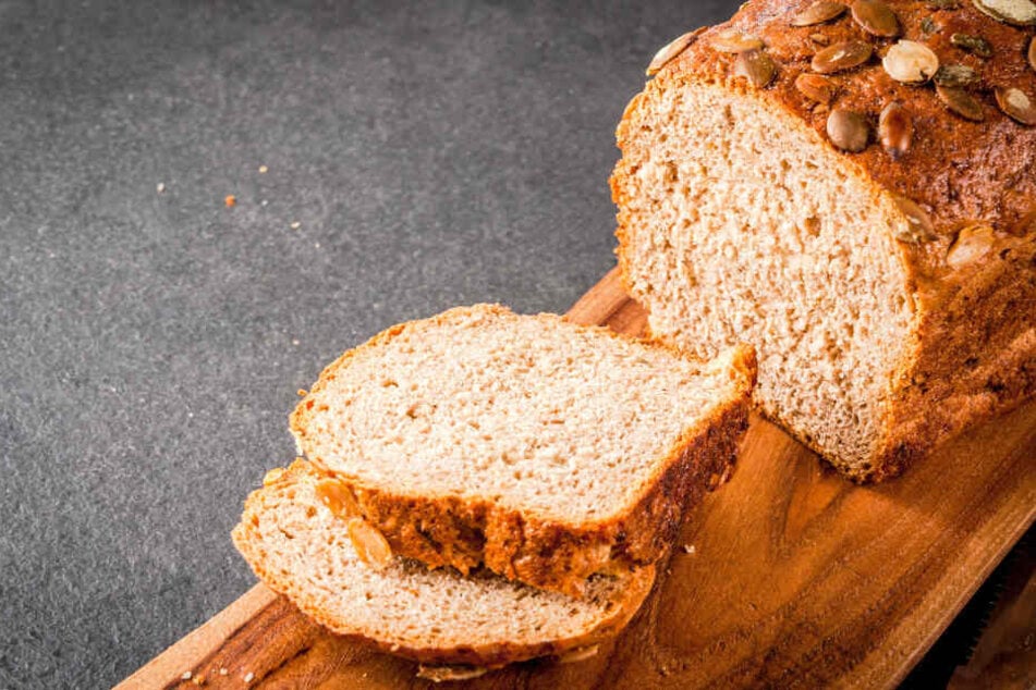 Das Brot könnte Metall- oder Kunststoffteile enthalten. (Symbolbild)