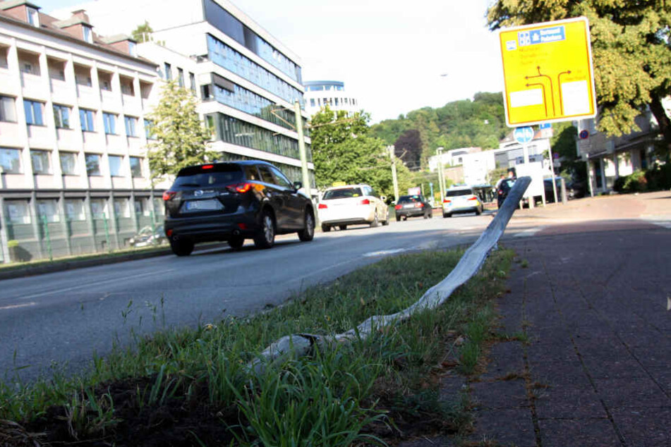 Den Poller fuhr die Fiat-Fahrerin um wie einen Zahnstocher.