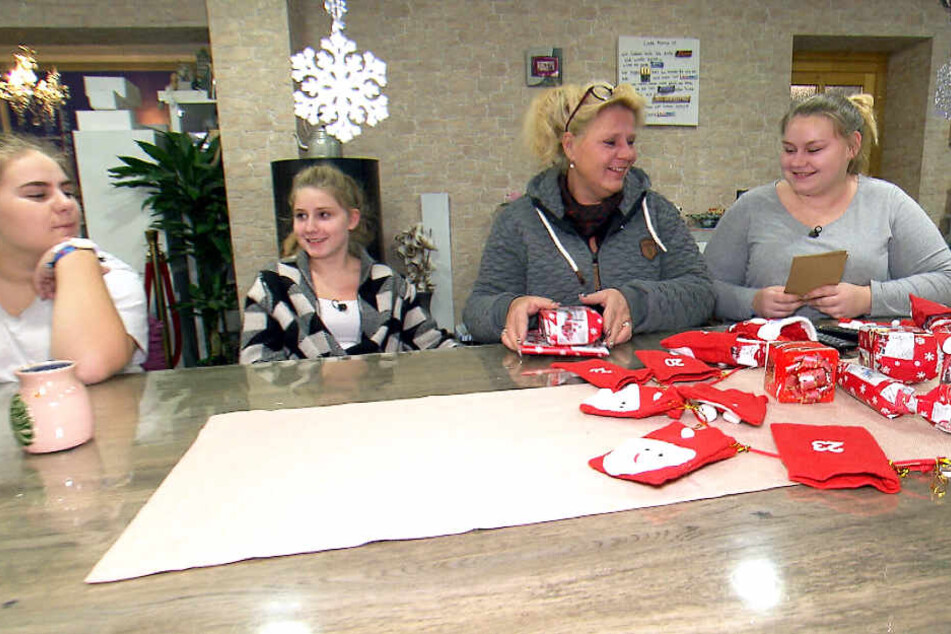 Trotz des ganzen Stresses gibt es auch schöne Momente bei den Wollnys: Estefania, Loredana und Sarah-Jane überraschen ihre Mama mit einem selbstgemachten Adventskalender.
