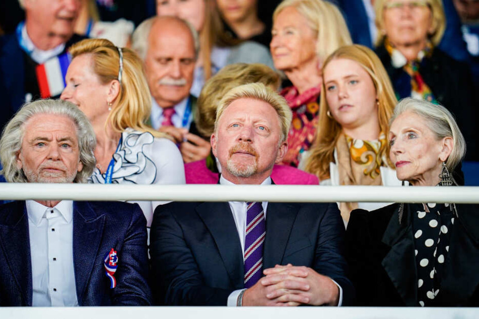 Tennisikone Boris Becker (M), Lambertz-Chef Hermann Bühlbecker und Model Eveline Hall kommen zur Eröffnungsfeier auf die Ehrentribüne.