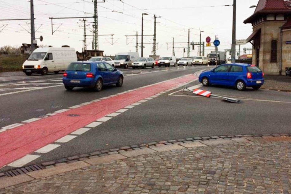 Immer wieder musste dieses Stoppschild in der Mitte der Devrientstraße an der Mündung zur Marienbrücke dran glauben.