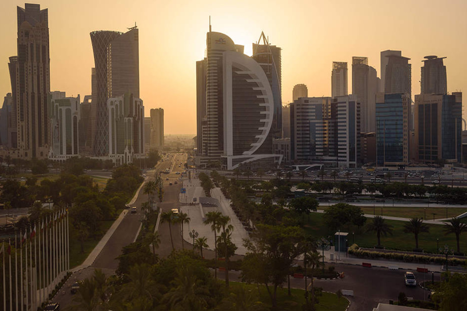 Die Sonne geht hinter der Skyline von Doha unter.