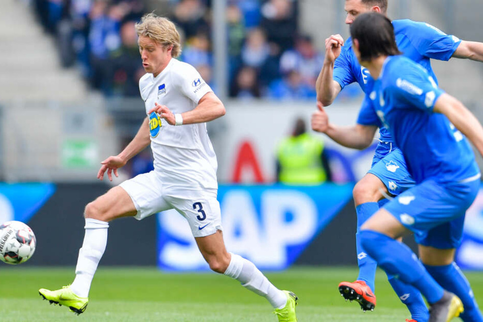 Adam Szalai (m.) und Nico Schulz (r.) jagen Herthas Per Ciljan Skjelbred (l.) und dem Ball hinterher.