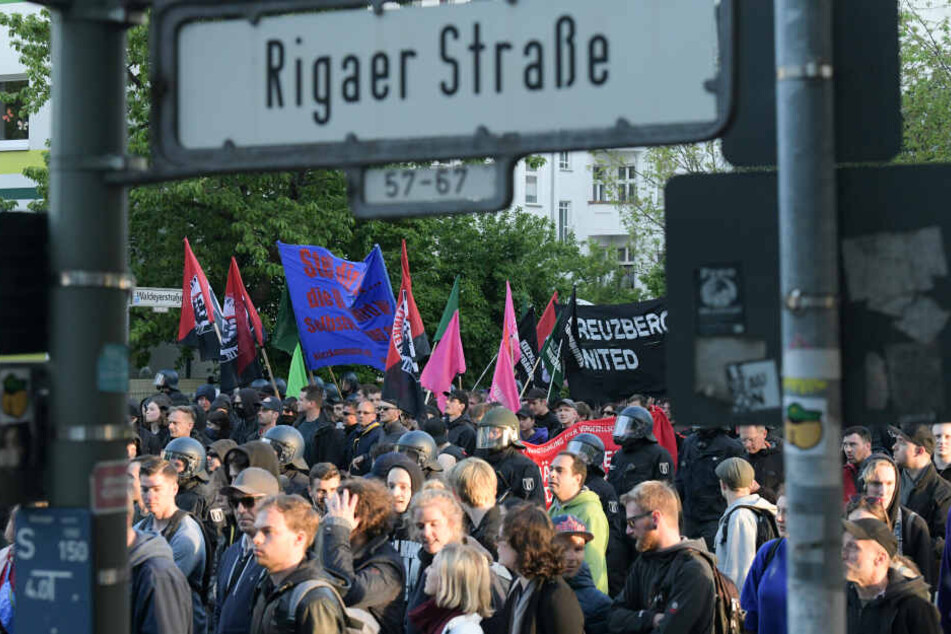 Teilnehmer der linksradikalen "Revolutionäre 1. Mai-Demonstration" in der Rigaer Straße.